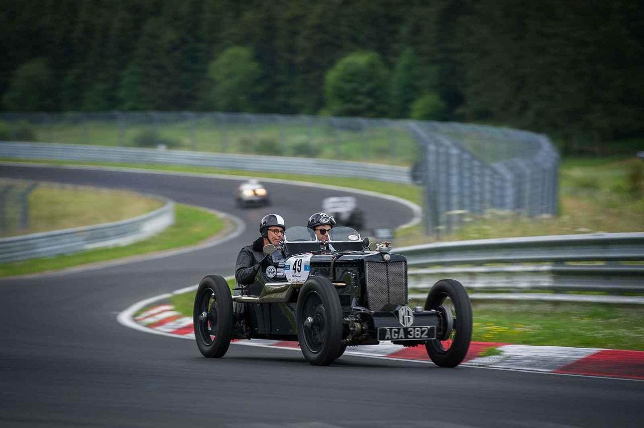 Pro vyznavače vůně spáleného benzínu a fanouška motorsportu není na světě nic lepšího než se pohybovat v prostředí kolem závodní dráhy. Projděte se TOP 10 těch nejlepších závodních okruhů světa.