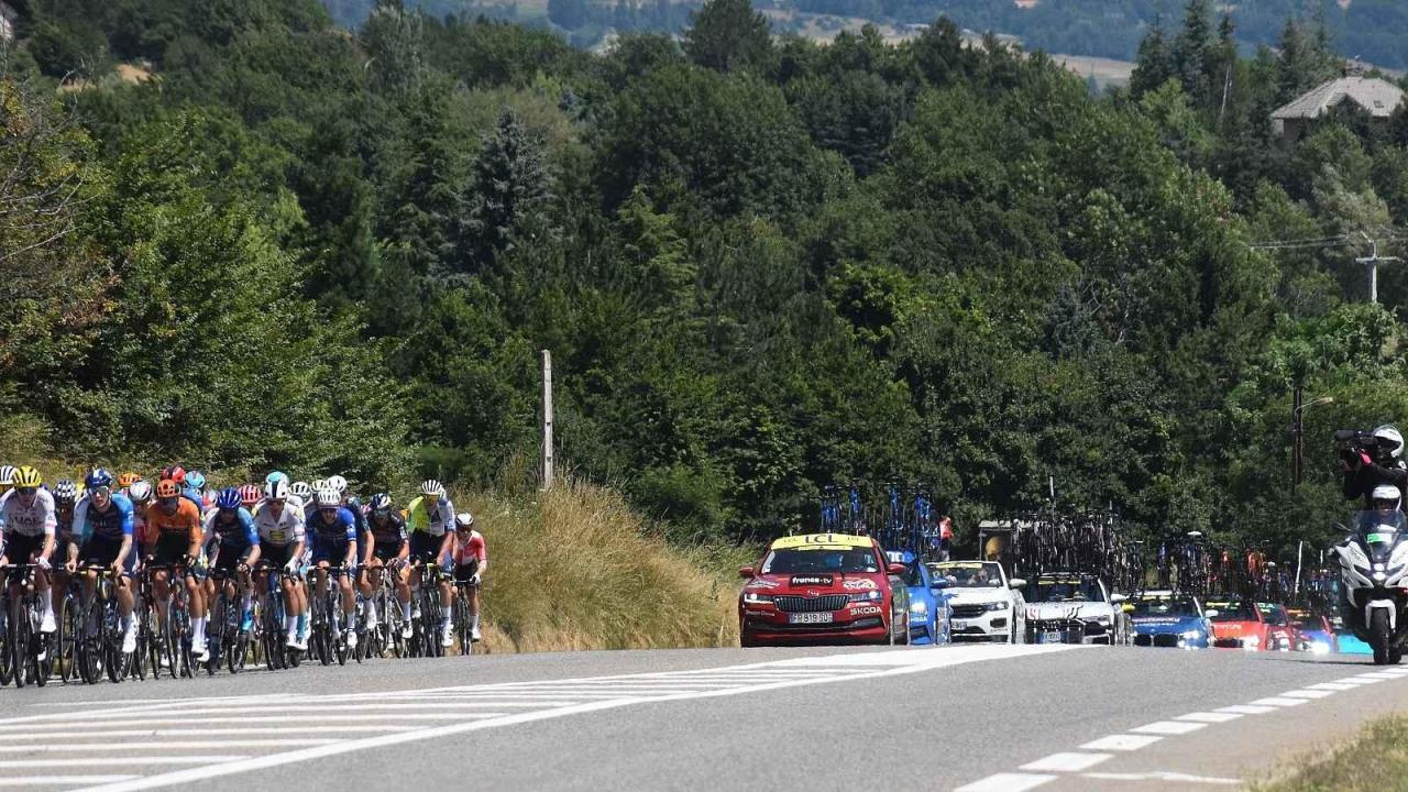 I v letošní Tour de France hrají kromě závodníků velkou roli auta značky Škoda.