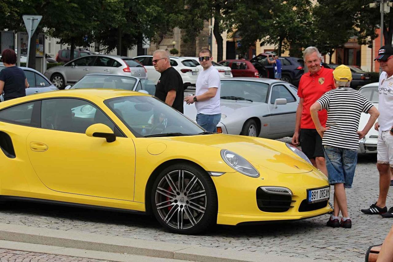 Z 22. Letního Porsche srazu na náměstí Jana Žižky z Trocnova v Čáslavi.