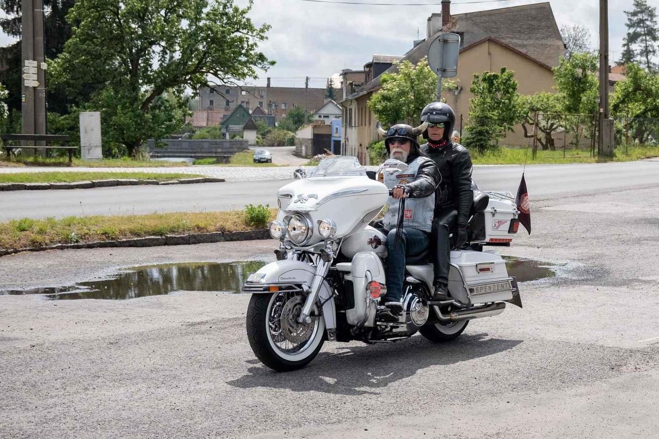 Jízda na motorce ve dvou má svá pravidla