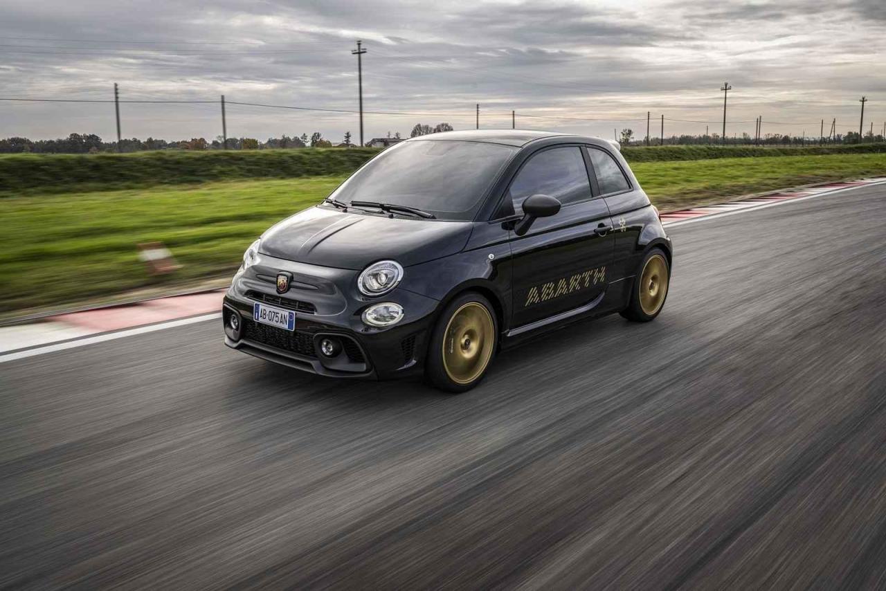 Abarth 695 v edici 75° Anniversario