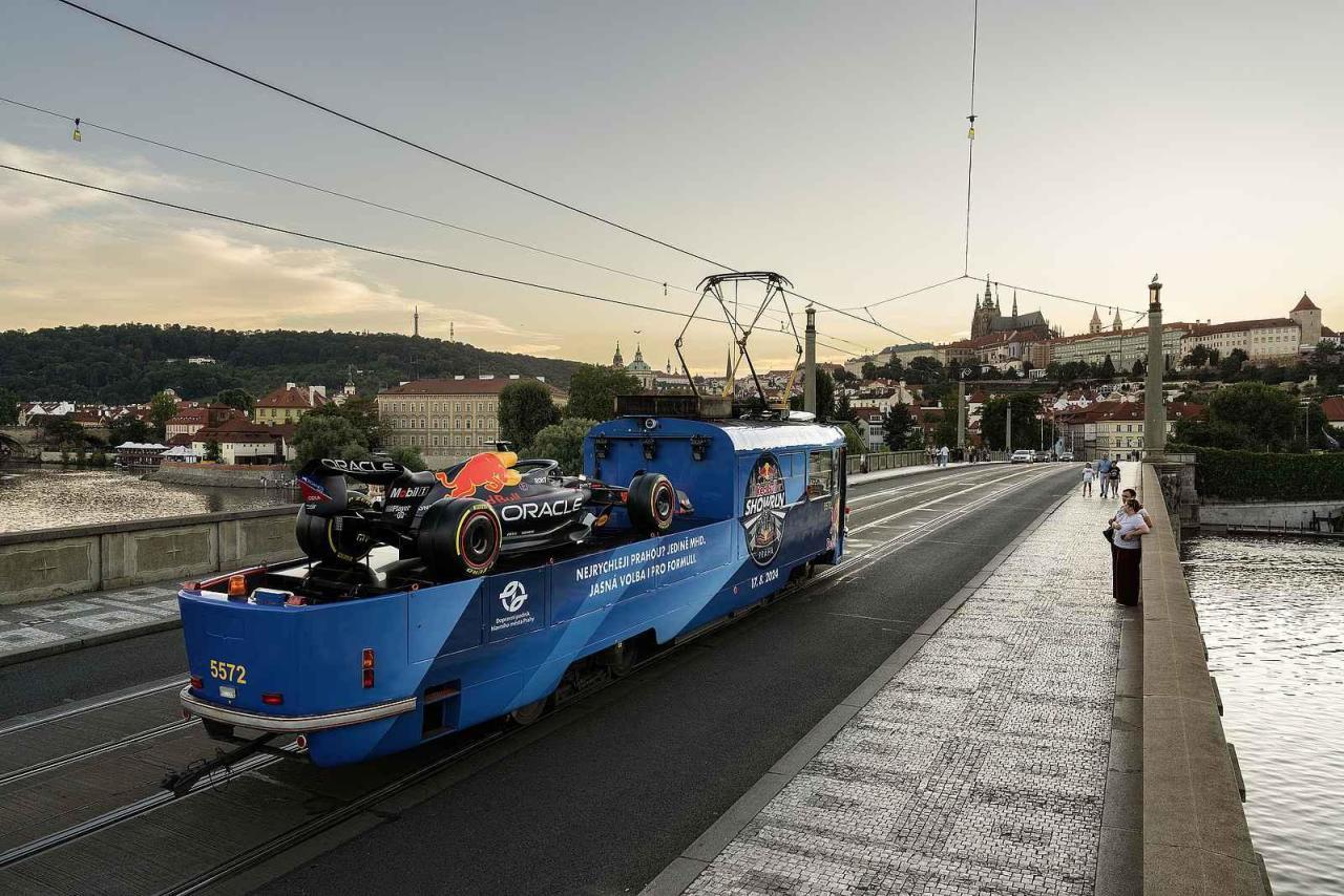 Tramvaj "mazačka" s Formulí 1.