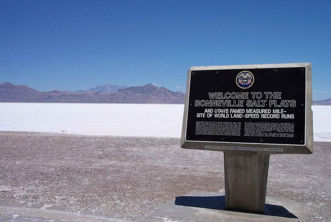 Vítejte v Bonneville Salt Flats! Cedule, která vítá návštěvníky solného jezera, kde se dosahuje rychlostních rekordů.