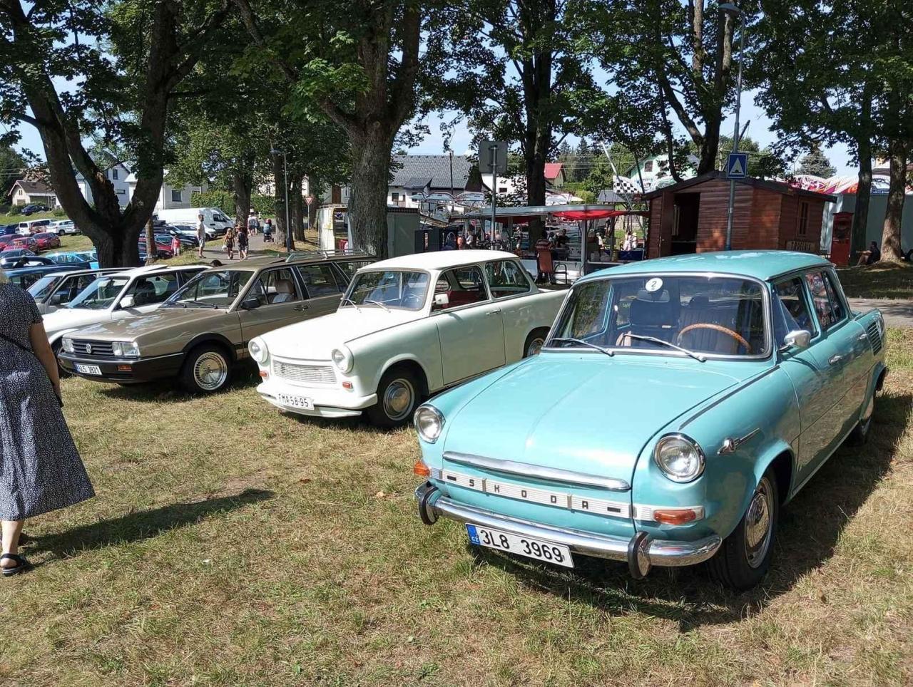 Na prostranství před Parkhotelem Smržovka se v neděli představily desítky autoveteránů.