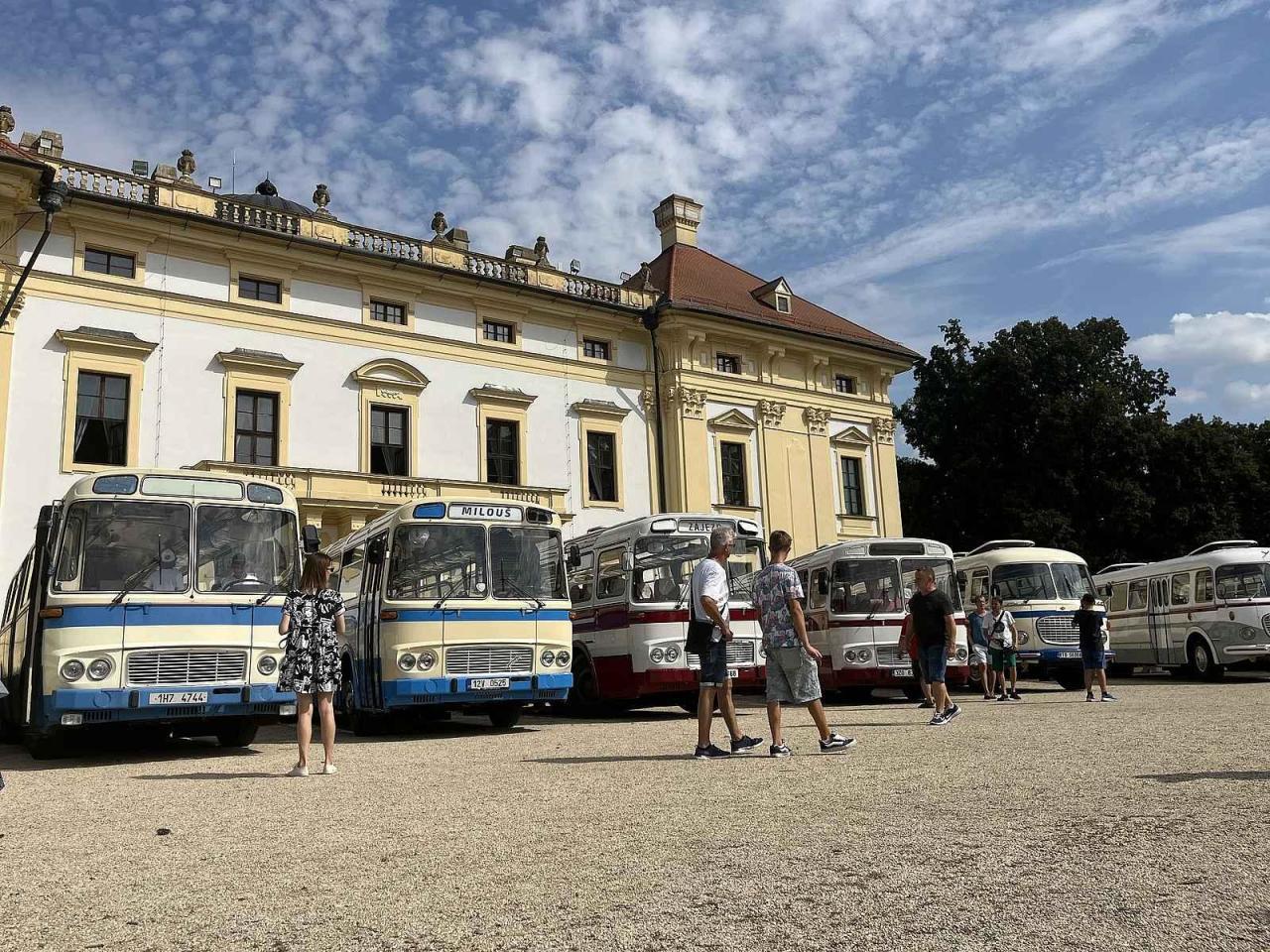 Historické autobusy se sjely do Slavkova. Obdivovali je lidé v zámeckém parku.