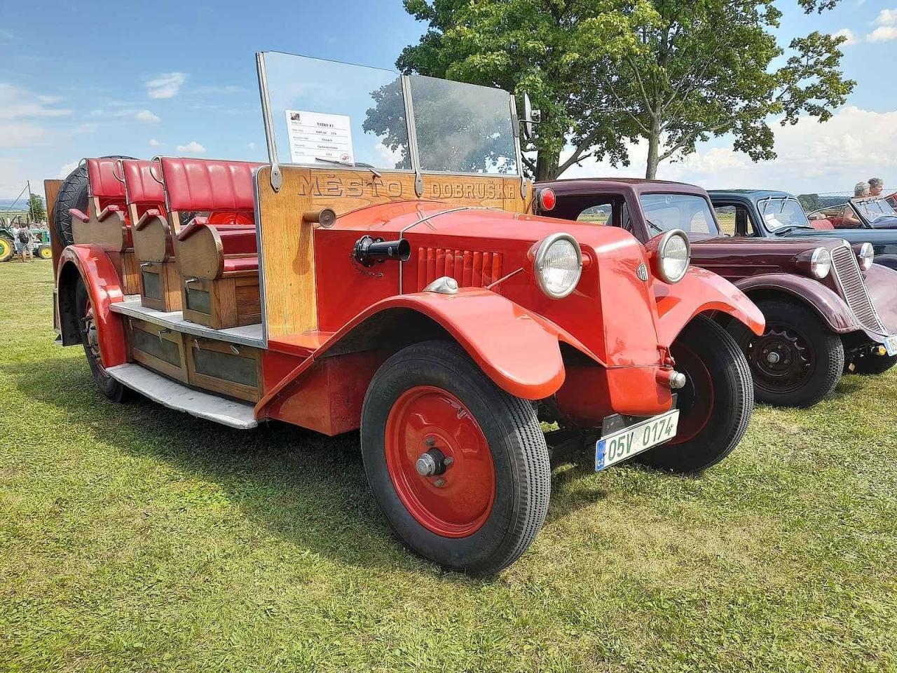 Unikátní hasičský vůz z roku 1931 kdysi sloužil dobrušským hasičům, dnes je klubovým vozidlem Podorlického Veteran Car Clubu.