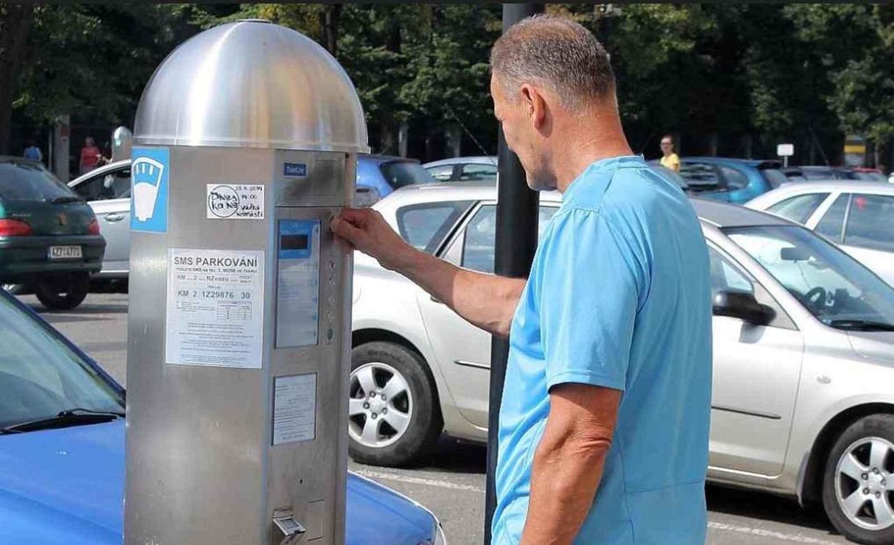 Parkovací automaty jako první u nás rozmístilo město Brno v roce 1994. Později je nahradily modernější přístroje.