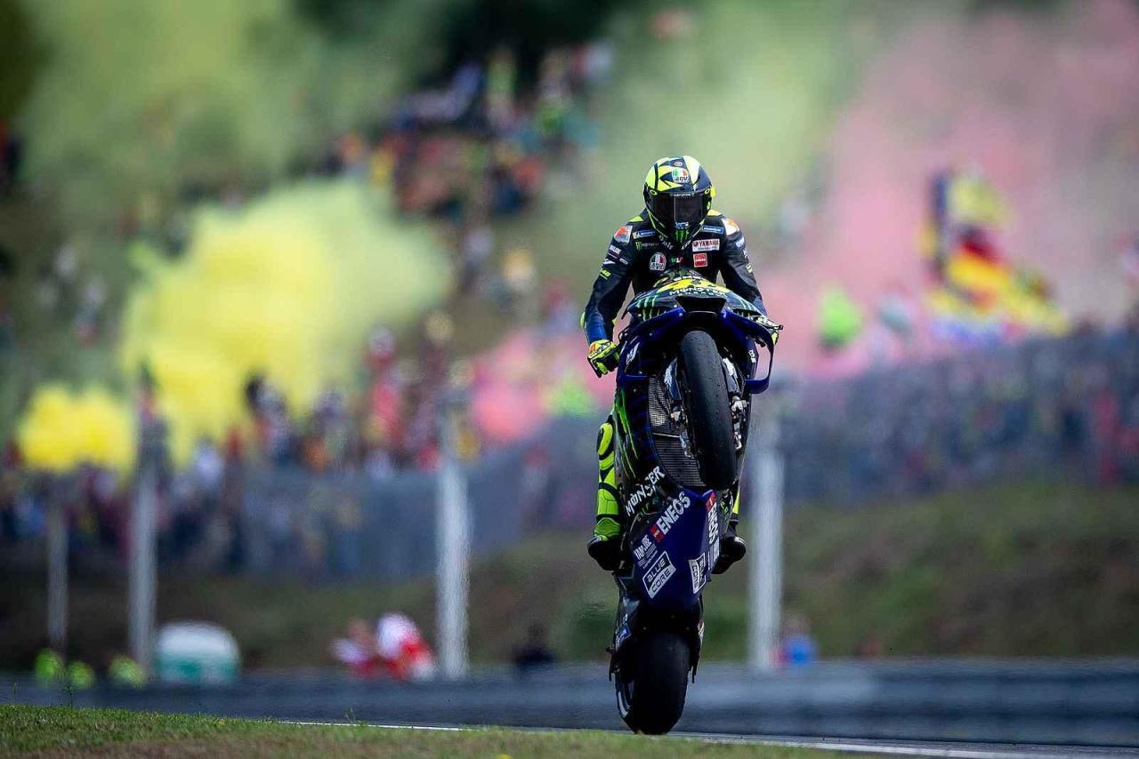 Motocyklová legenda Valentino Rossi při závodě na Masarykově okruhu v roce 2019.