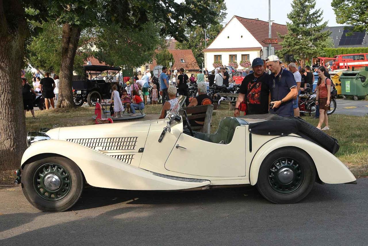 Krása a elegance starých strojů na veteránské vyjížďce plzeňského Veteran Car Clubu v Radobyčicích.