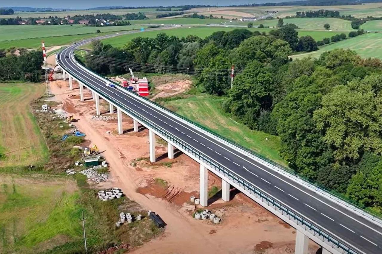 Obchvat Jaroměře z ptačí perspektivy. Průlet nad stavbou před dokončením.