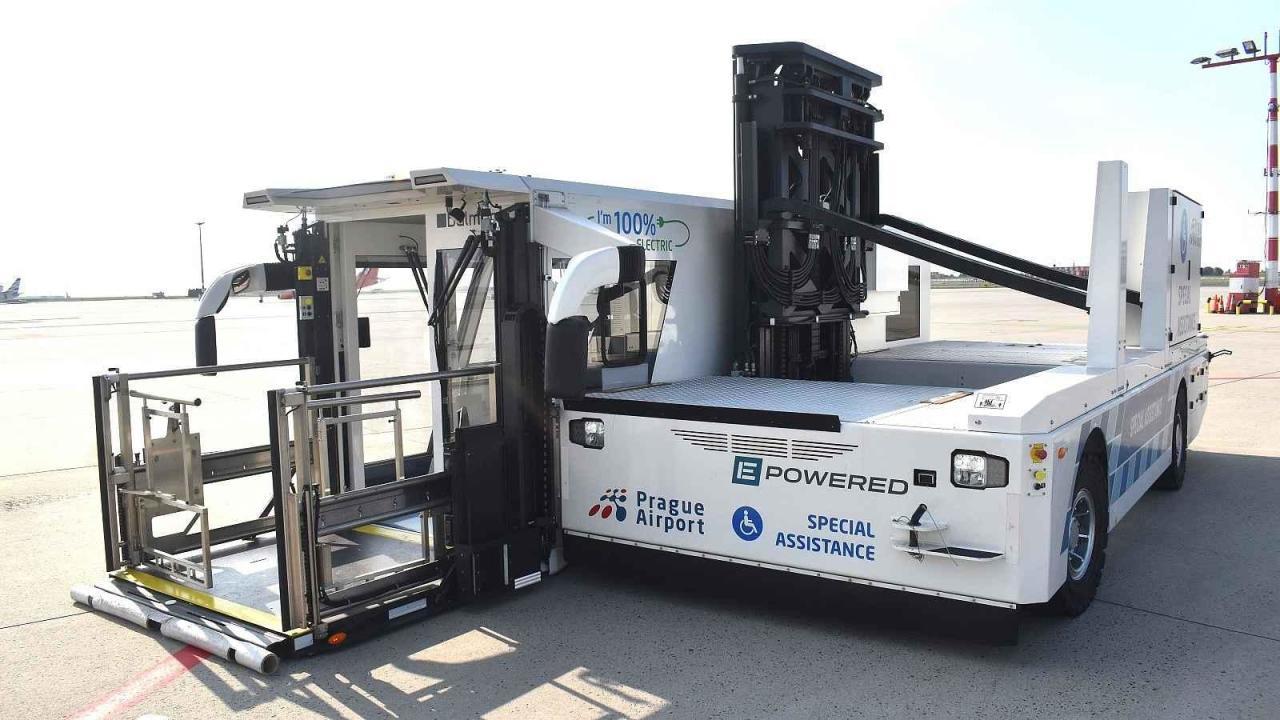 Ambulift v elektrické verzi na letišti Praha