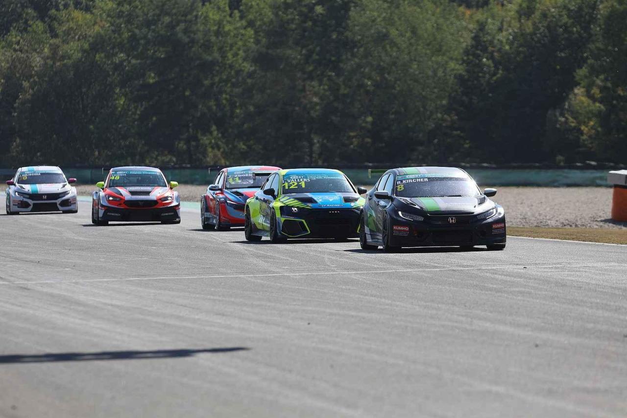 Na Automotodromu Brno se o víkendu konal jeden z vrcholů sezony - Masaryk Racing Days.