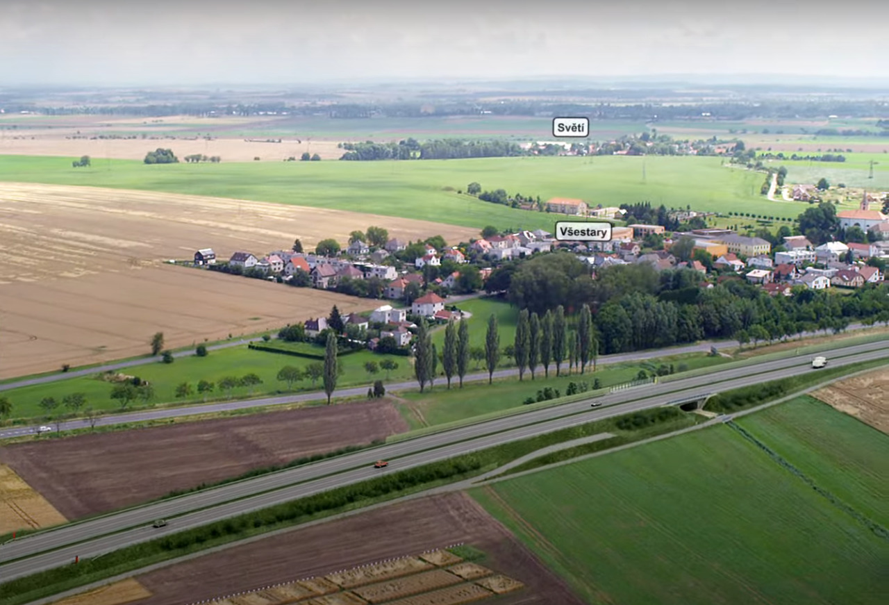 Vizualizace. Plánovaný úsek D35 povede v blízkosti obce Všestary.