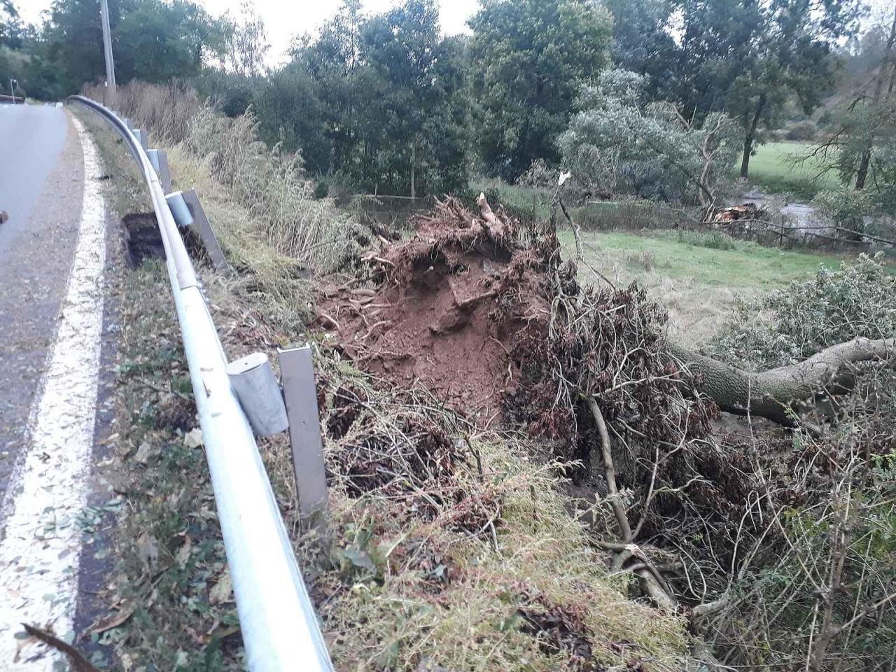 Sesuv půdy na silnici první třídy u Třebíče.