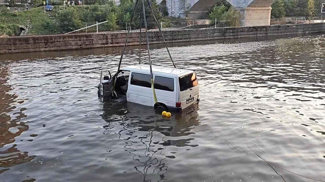 Hasiči vytahovali z Vltavy dodávku.