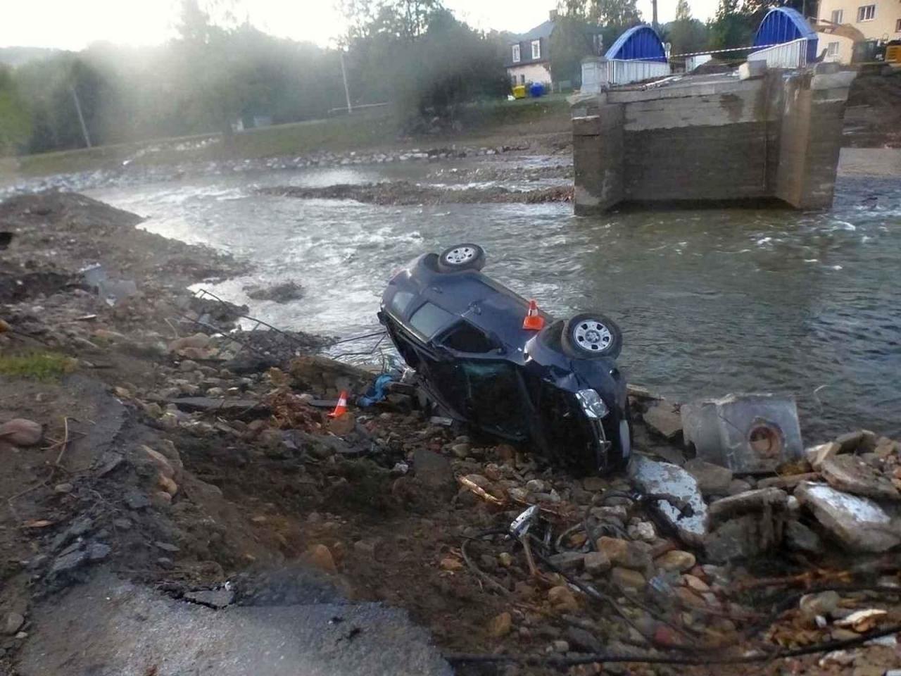 Řidič bezmezně věřil navigaci a nevšiml si chybějícího kusu silnice. Skončil v korytě řeky Bělé. Mikulovice, 7. října 2024