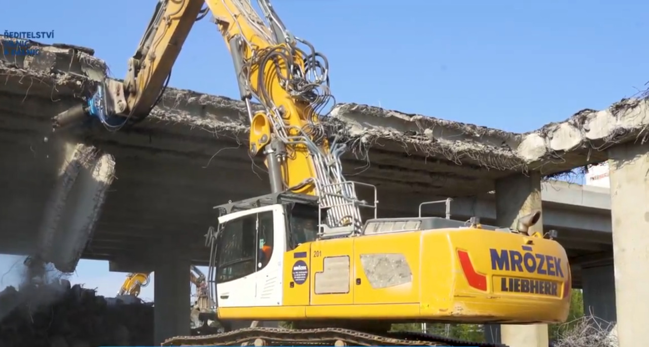 Pravá strana mostu na dálnici D1 v brněnských Horních Heršpicích, který vedl přes železniční trať, už je zbouraná. Těžké stroje jej zdemolovaly kvůli rozšiřování dálnice mezi 194. a 196. kilometrem na šest pruhů.