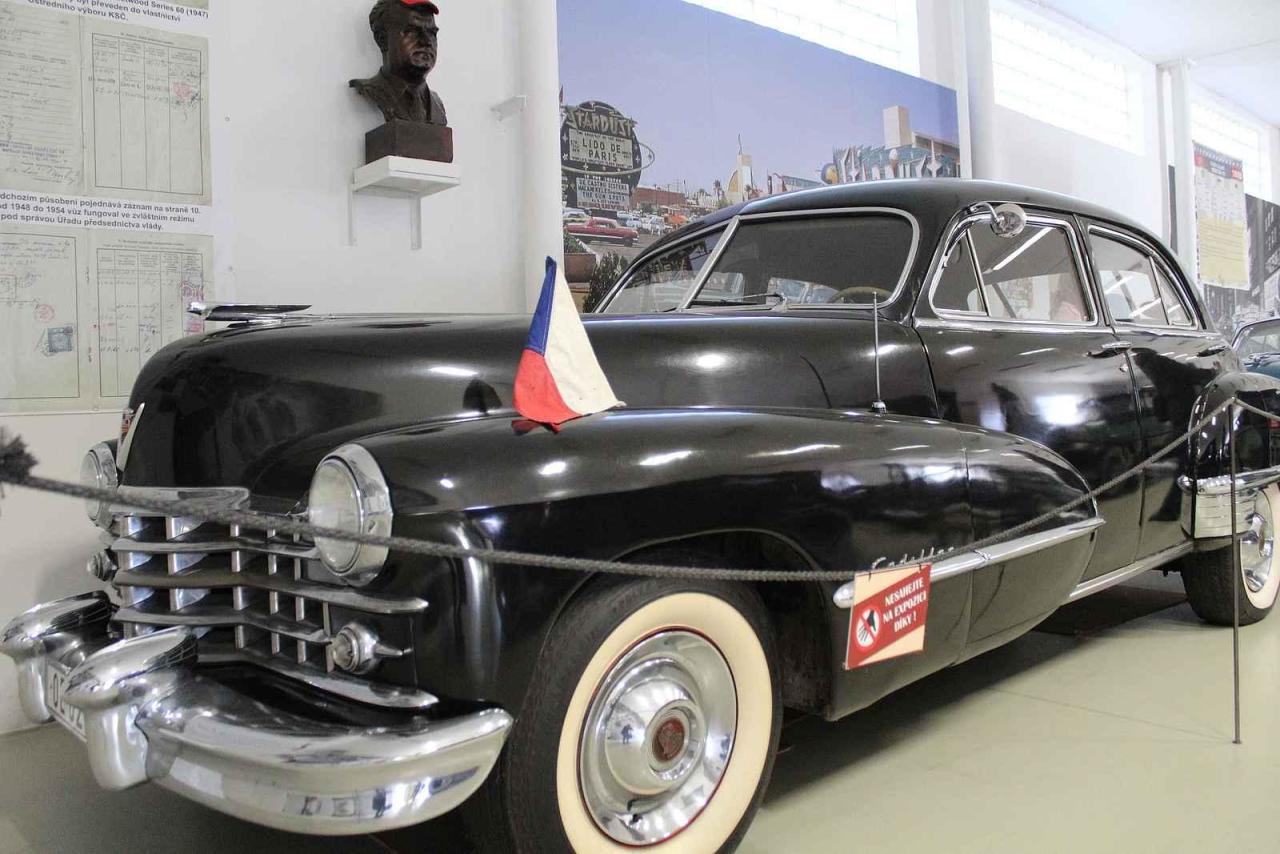 Příď vozu Cadillac Fleetwood Series 60 z roku 1947.