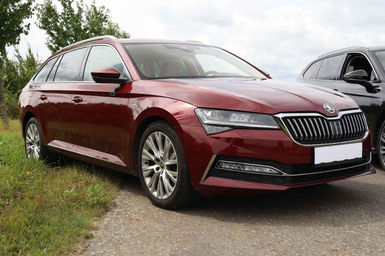 Fotka článku - Škoda Superb iV 1.5 TSI: vyplatí se zánovní plug-in hybrid?