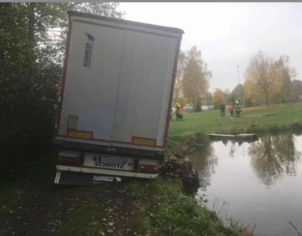 Řidič kamionu zažil u Ottova rybníku v Ostrově dramatické chvíle.