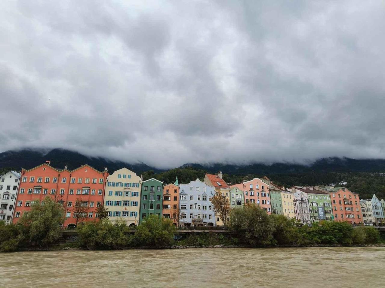 Kouzlo podzimu v Alpách. Tyrolsko hraje všemi barvami: Innsbruck, Muttereralm, Leutascher Geisterklamm, Swarovski Kristallwelten ve fotogalerii Deníku