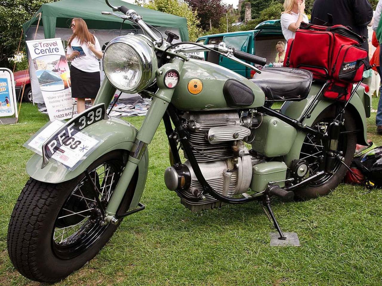 Motocykl Sunbeam S7 De Luxe z roku 1950 na akci Hebden Bridge Vintage Weekend v roce 2012.