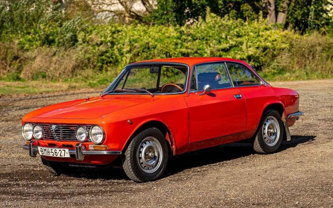 Vydražená Alfa Romeo 2000 GT Veloce, jejímž majitelem byl populární zpěvák Karel Gott.