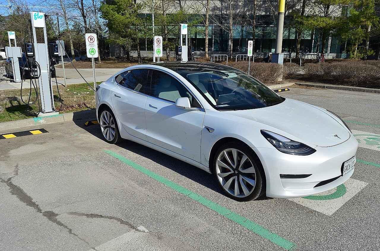 Elektrická auta jsou fenoménem posledních let. Průkopníkem popularity je značka Tesla.