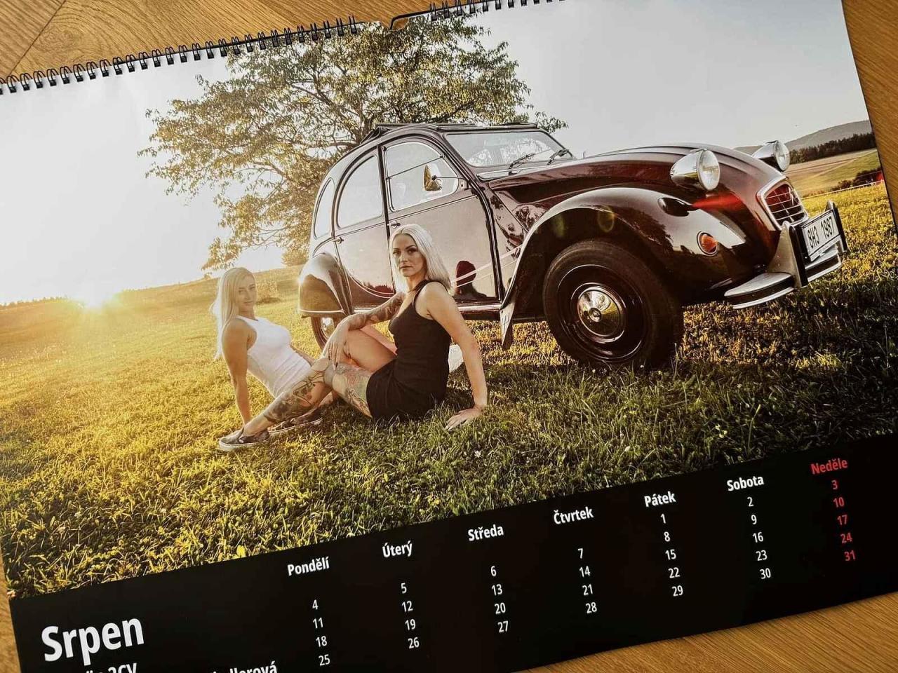 Francouzský Citroën 2CV na stránce kalendáře Veteráni a krás(k)y Broumovska.