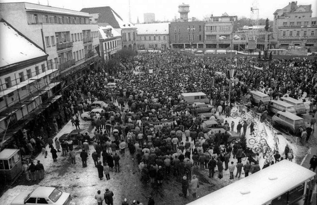 V dnešním zábavném motoristickém kvízu chceme prověřit vaše znalosti vozidel, která se vyskytovala na našich silnicích v listopadu 1989.