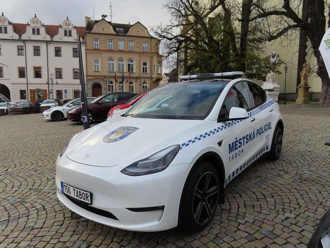 Vozový park Městské policie Tábor jako první v republice rozšiřil elektromobil Tesla Y zhruba za 1,3 milionu. Oficiální představení zásahového vozu veřejnosti se uskutečnilo ve středu 20. listopadu odpoledne na Žižkově náměstí.