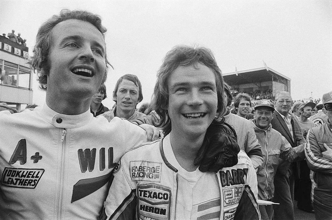 Barry Sheene (vpravo) byl legendáním motocyklovým závodníkem. Byl také známý tím, že bojkoval okruh v Brně. Na snímku je s Wilem Hartogem po závodě TT v Assenu.