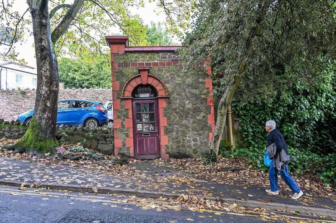 Kapacita divadla The Theatre of Small Convenience činí 12 sledujících, kteří se včetně vystupujících musí vměstnat do 10,13 metru čtverečních. Divadlo je zapsáno i Guinessově knize rekordů.