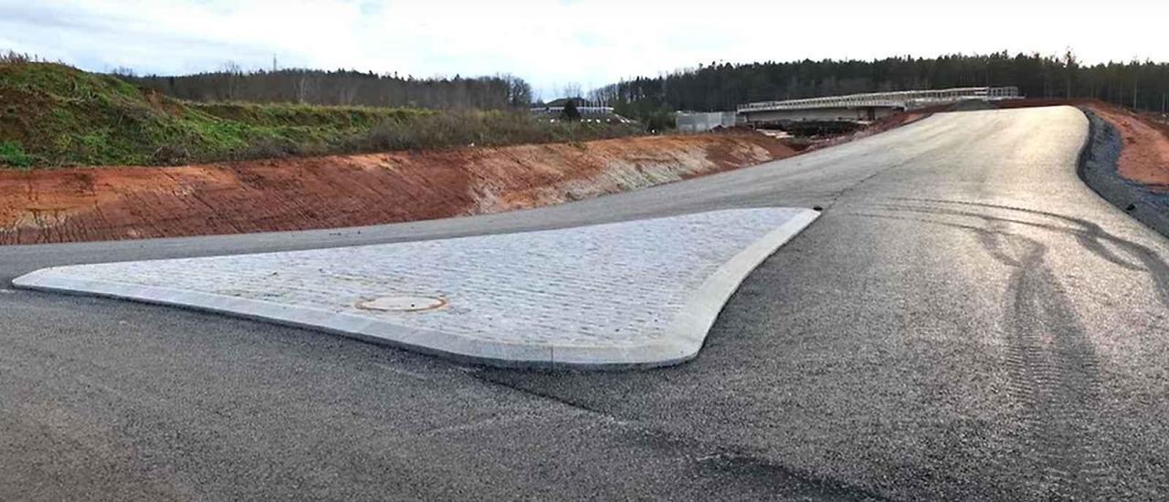 Stavba dálnice D6 u Hořoviček.