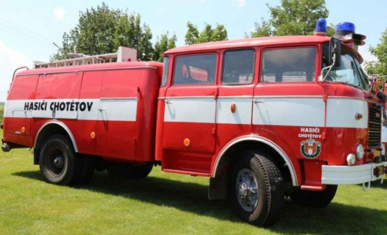 Hasičské vozy z Chotětova hledají nového majitele.