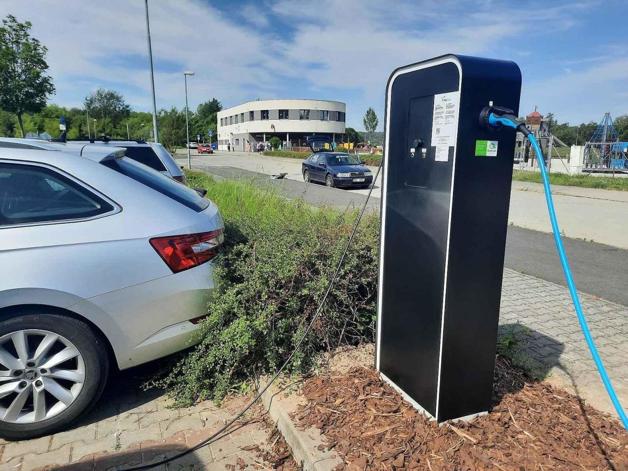 Dobíjecí stanice pro elektromobily.