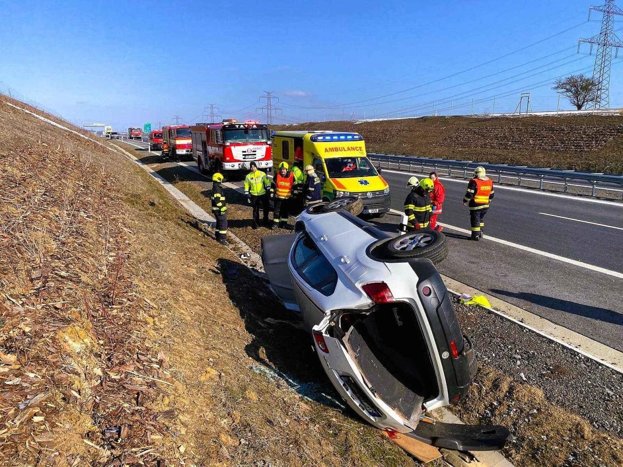 Na 65. kilometru ve směru na Strakonice havaroval osobní automobil s přívěsem.