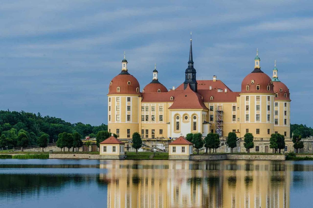 Odraz Moritzburgu na hladině vodní plochy.