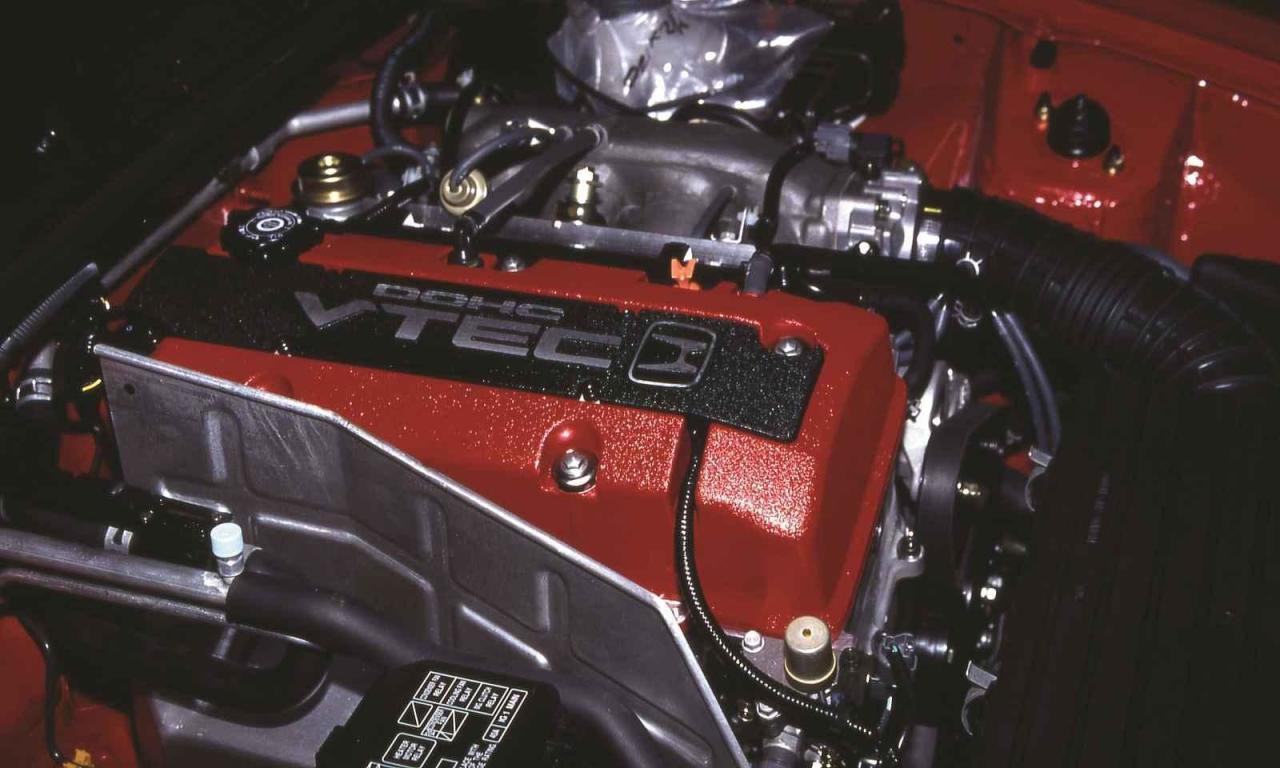 Motor v Hondě S2000 s označením DOHC na ventilovém víku