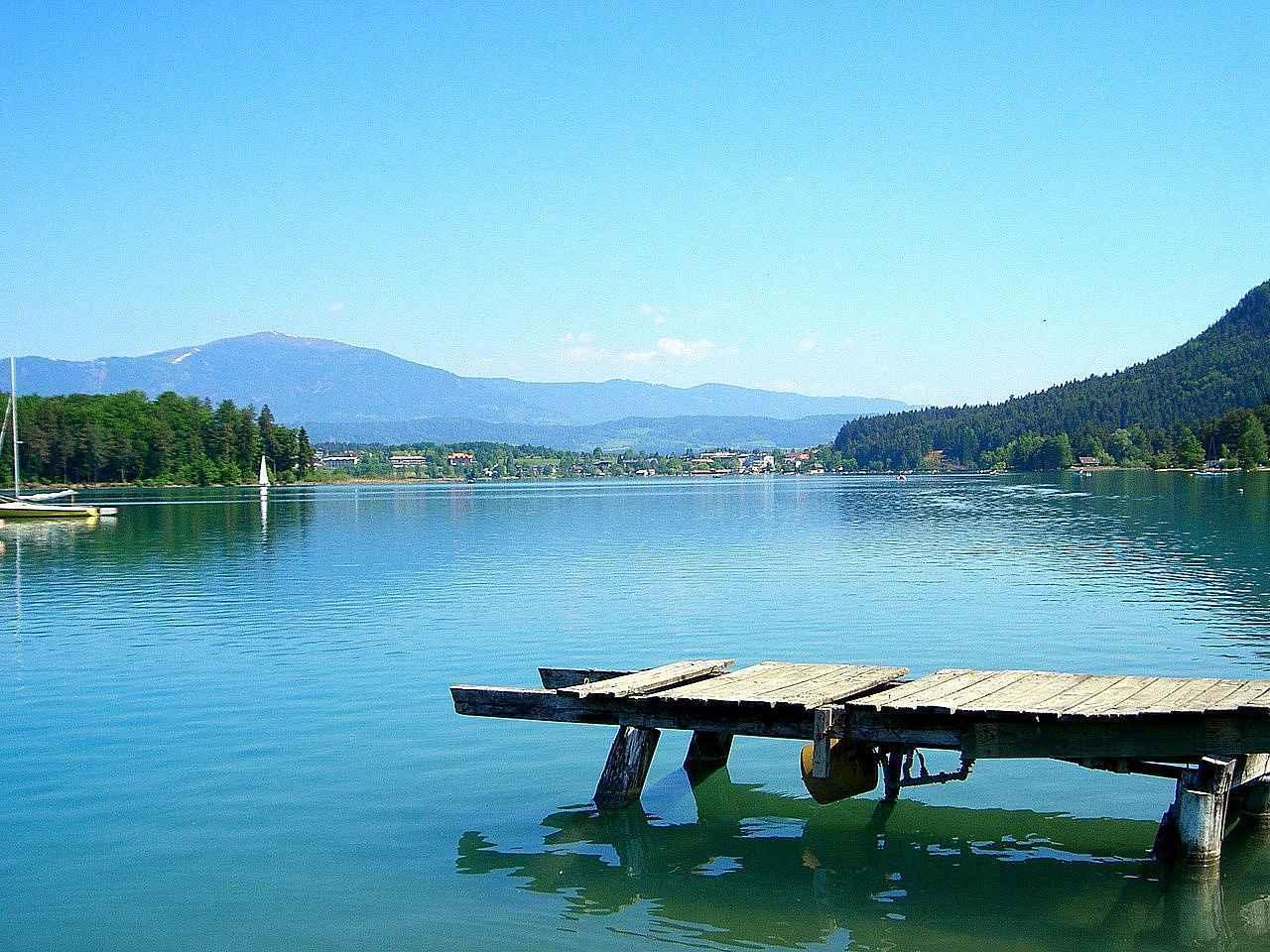 Jezero Faaker See je obklopeno horami.