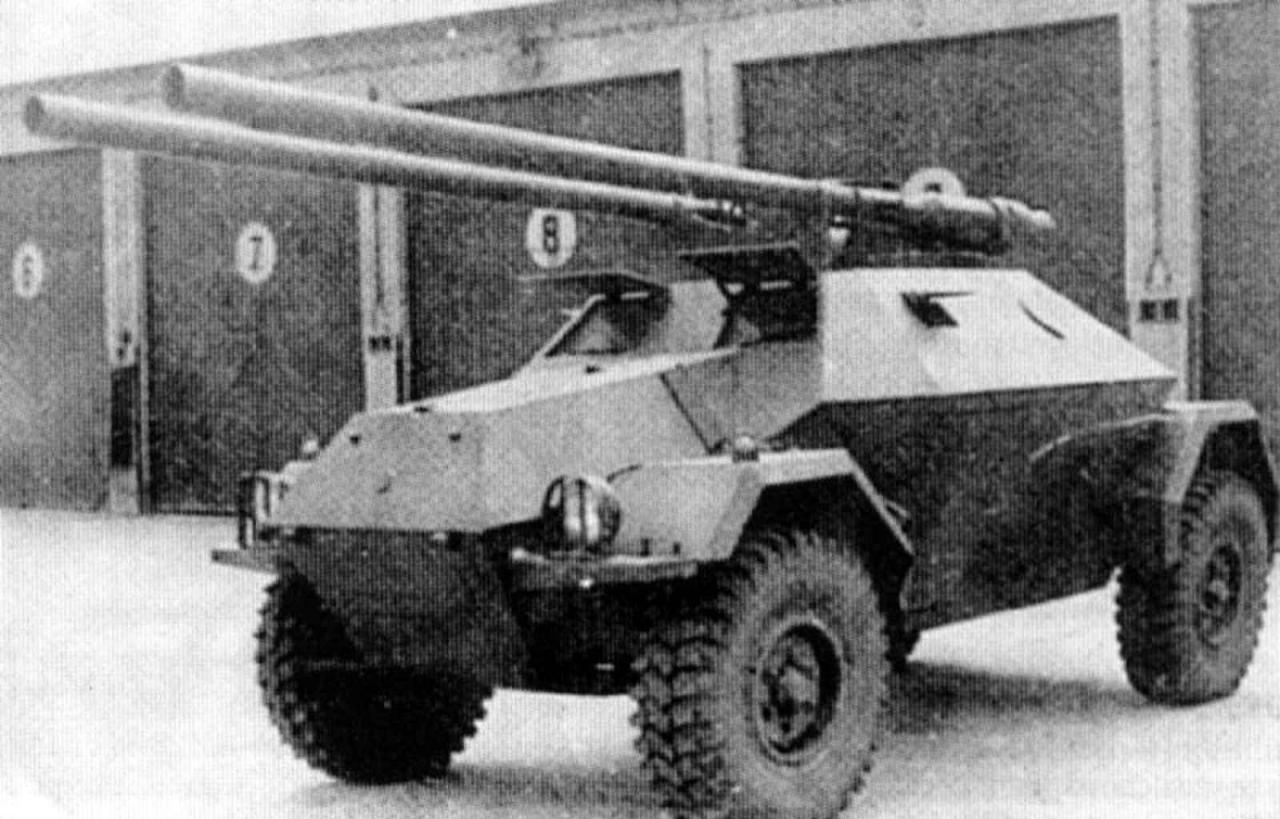 Historický snímek prototypu obrněného automobilu OA-82 Jarmila II.