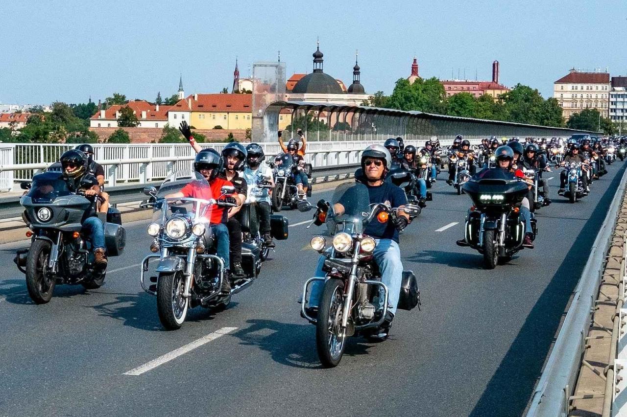 Snímek ze spanilé jízdy Prahou na motocyklech Harley-Davidson při festivalu All American Fest.