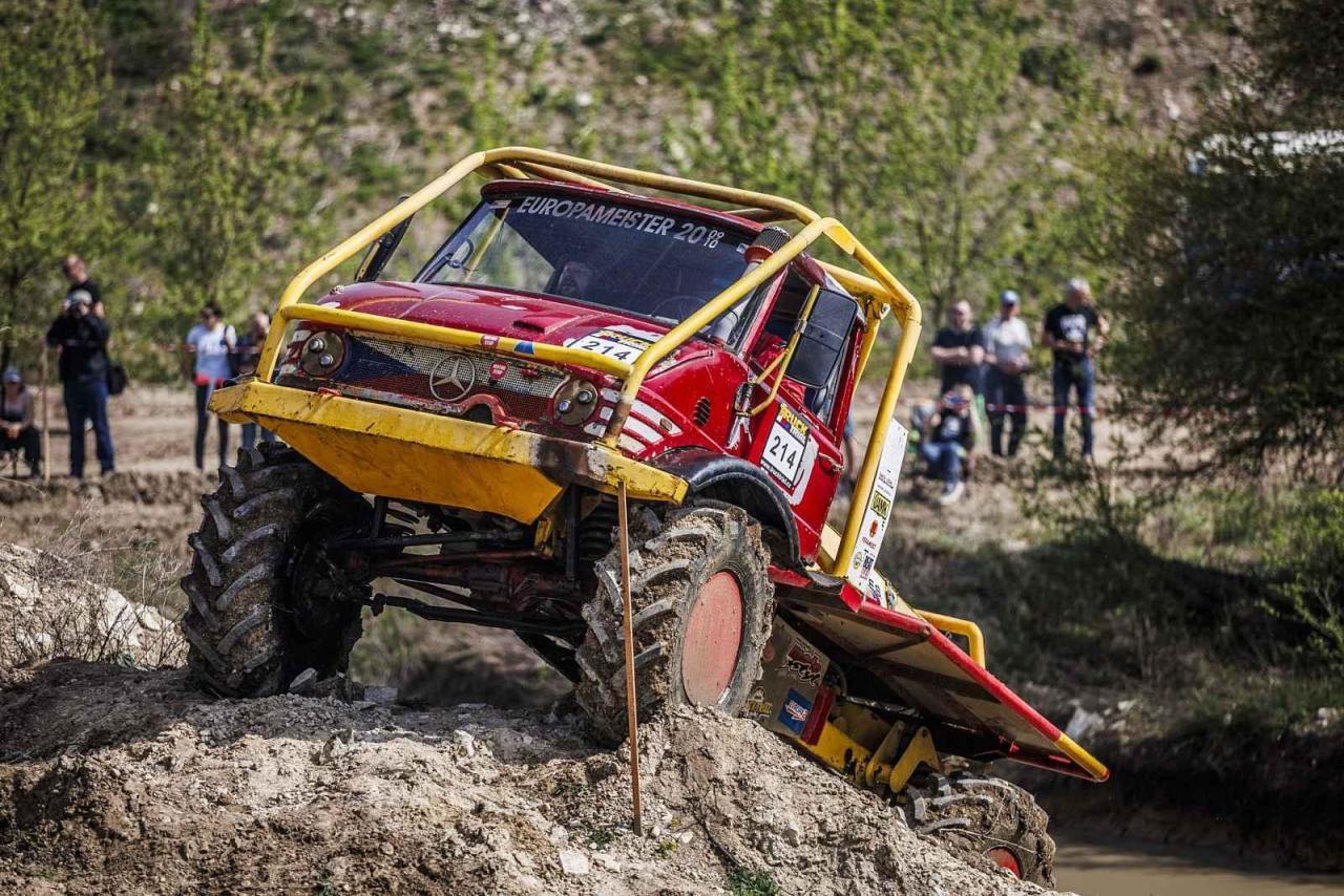 Truck Trial je soutěž nákladních vozidel na náročných terénních tratích.