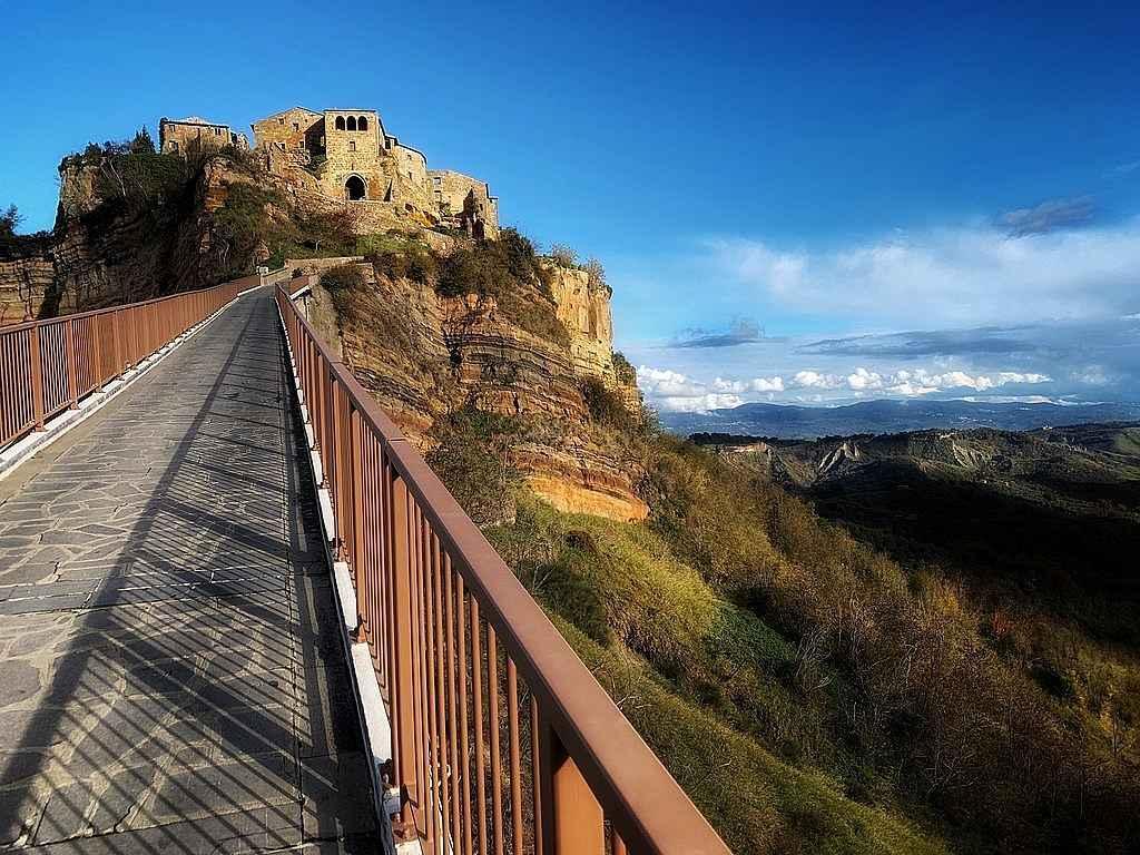 Most vedoucí do města Civita di Bagnoregio.