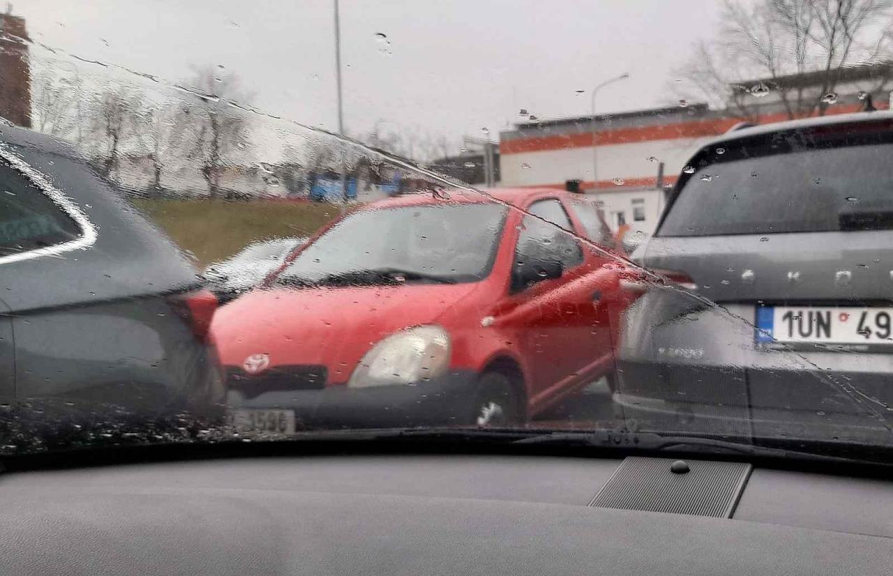 Šmouhy znepříjemňují řidiči výhled.