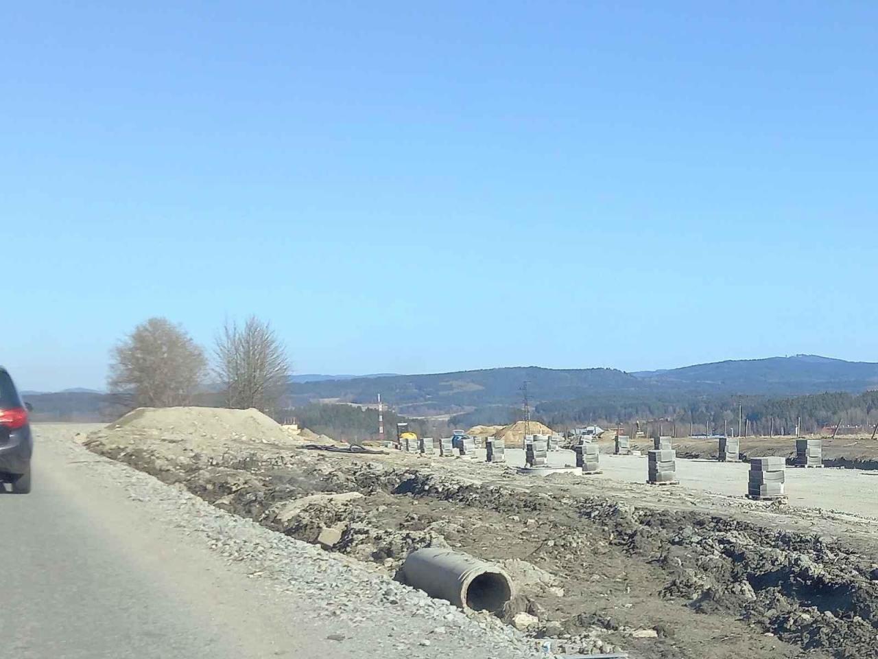 Stavba D3 u Dolního Dvořiště s novou silnicí k Rybníku.