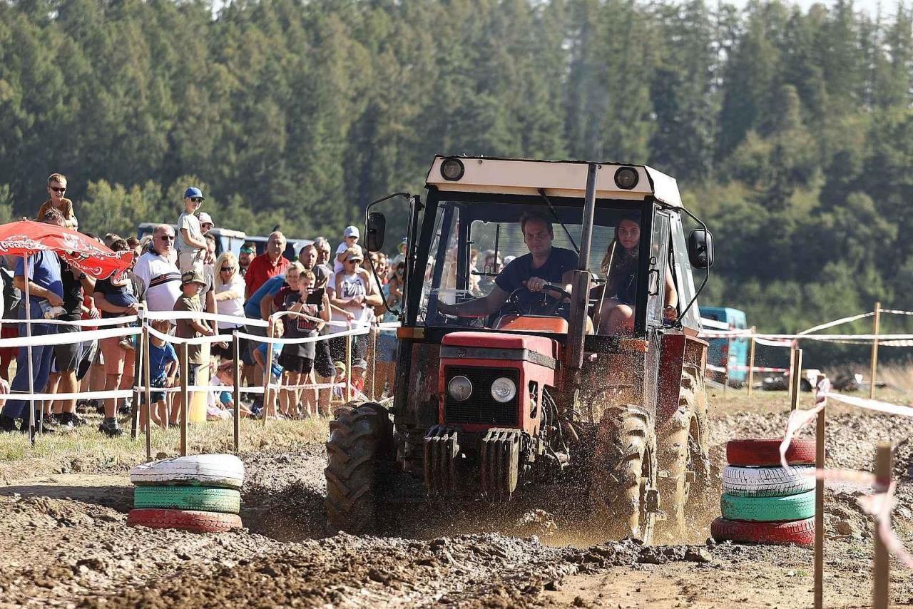 Účastníky traktoriád často čeká extrémní jízda v terénu.