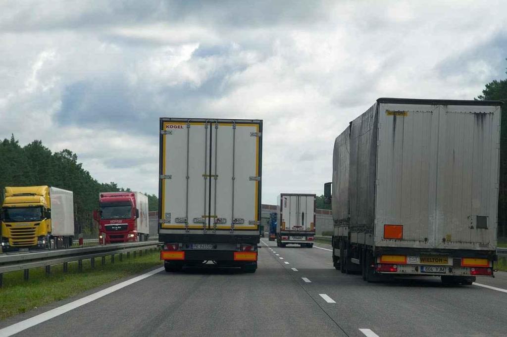 Předjíždění kamionů bude nově zakázáno na dalších úsecích českých dálnic.