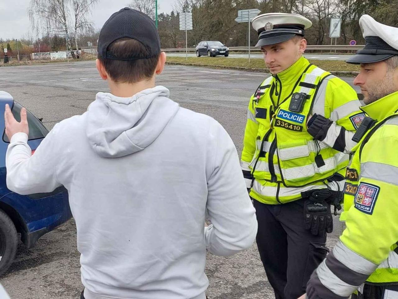 Mladíkova jízda plná smůly a bez řidičáku skončila v rukou policie.