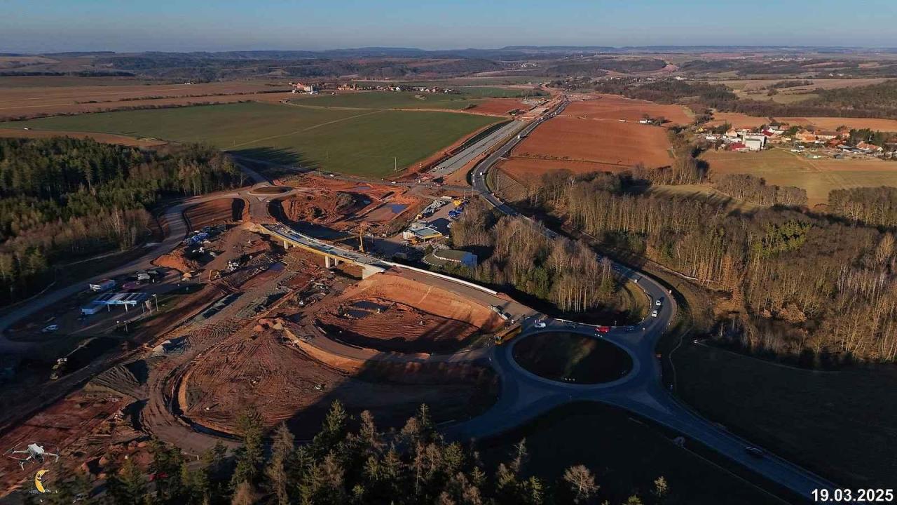 Pohled na jesenickou mimoúrovňovou křižovatku z dronu.